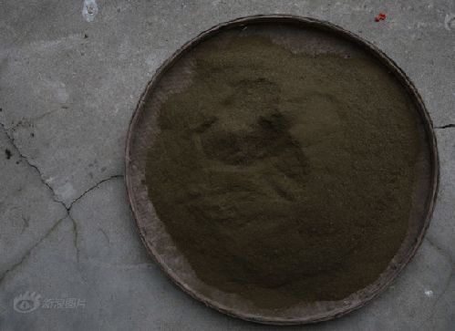 伪娘街头被扒揭穿 百元哥遭司机暴打亮瞎眼雷