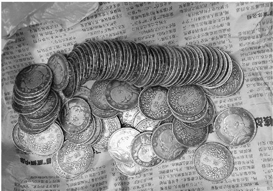 买了几包零食 男子掏出两枚民国银元付账