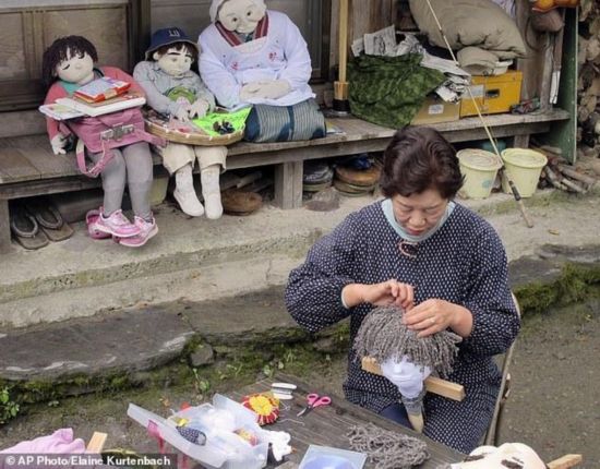 日本玩偶村庄人口减少 老奶奶自制玩偶代替邻