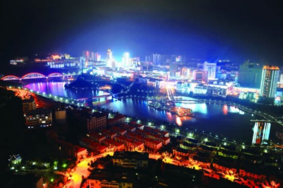 盘县大力实施绿化亮化工程扮靓贵州西大门