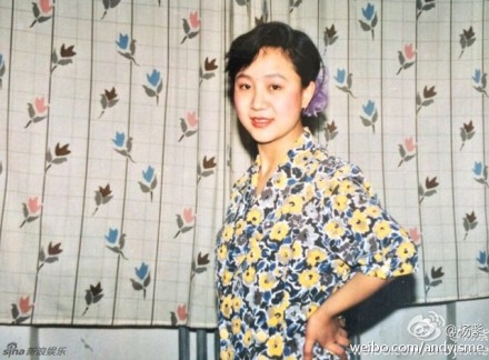 杨紫晒母亲年轻时美照 网友:仿佛看见未来的你