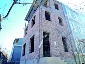 昌平区小区业主盖违建被阻 打伤物业女经理