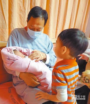 妻女生日同一天 郭台铭小女儿满月网上晒幸福