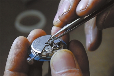 修表匠麦长国雕琢时光30余载--宁夏频道--人民网