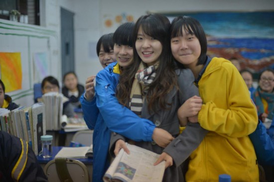 重庆美女老师爱自拍、爱唱歌 课前放美剧受热