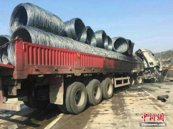 粤赣高速河源和平路段6车相撞致12死3伤