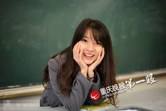 重庆八中最美英语老师走红 长相酷似周慧敏