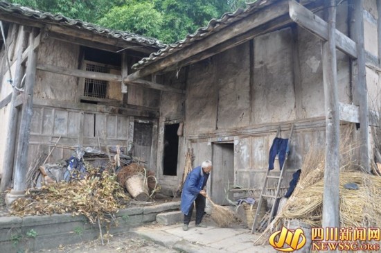 家里的房子是他祖父留下来的,具体已经修建多少年,他也不太清楚.