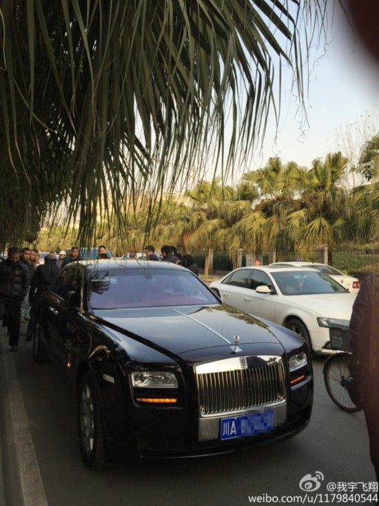 成都一电瓶车撞劳斯莱斯 面临50万巨额赔偿(图