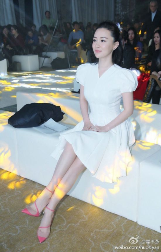 霍思燕产后复出皮肤白皙身材苗条 白色连衣裙