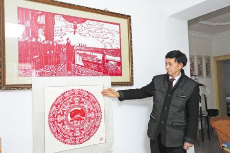 剪纸达人巧手裁出"中国梦"