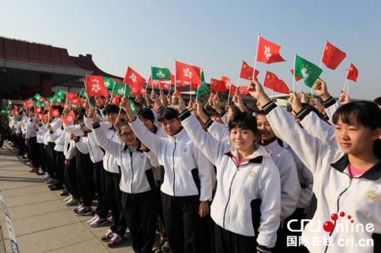 粤港澳千人升旗仪式迎接澳门回归祖国15周年