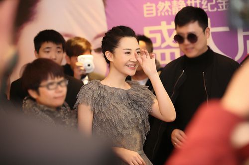 许晴出席活动优雅甜美 获簇拥与粉丝亲切互动