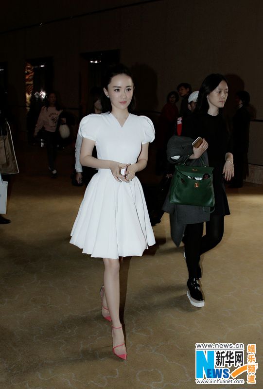 霍思燕出席代言活动 气质如仙雪肌美腿惊呆网