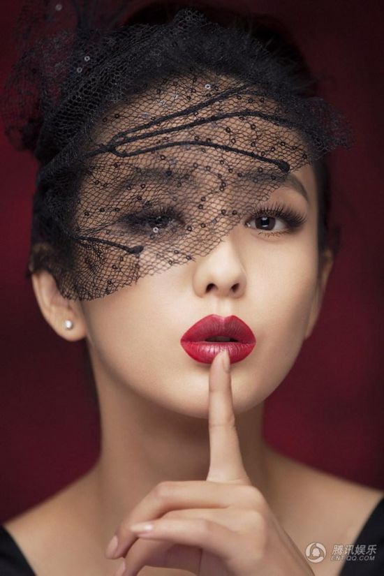 佟丽娅时尚写真曝光 复古风演绎轻熟女