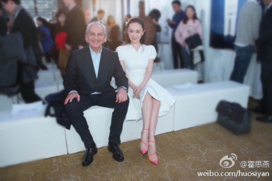 思燕产后复出皮肤白皙身材苗条 白色连衣裙抢