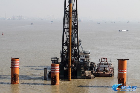 建设稳步推进 沪通长江大桥钢沉井上装布料机
