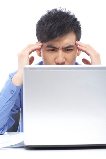 研究发现常看色情片会诱发头痛