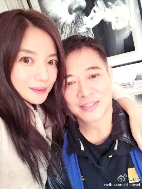 赵薇晒与李连杰妻子利智合影 性感旧照回顾
