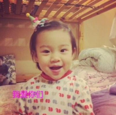 李小璐女儿咿咿呀呀:我爱你们 亲下甜馨