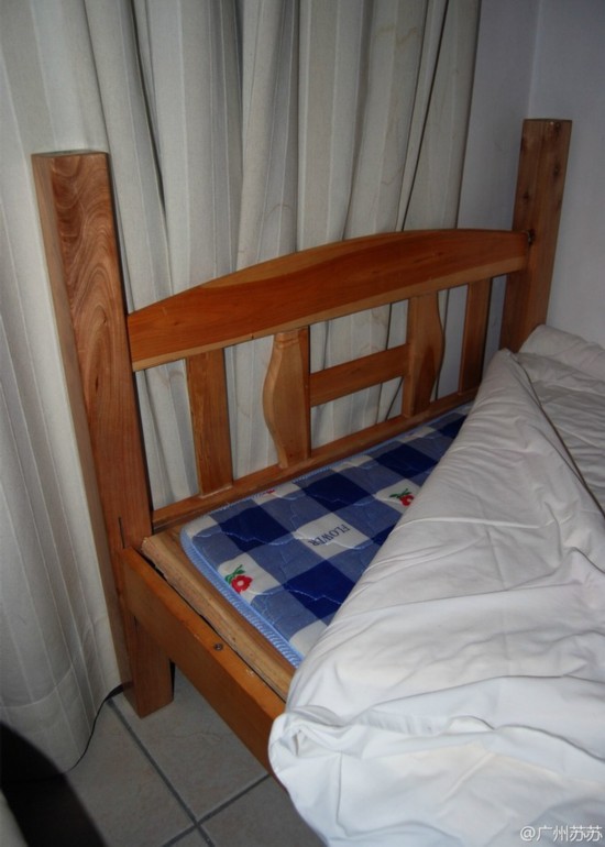 触目惊心!女足比赛场地似菜地 住宿竟没被褥(组