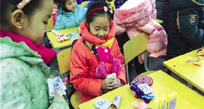 郑州小学生义卖文具玩具3千元送截肢环卫工(图)