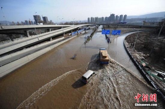 兰州供水管道爆裂现场一片汪洋 主城区供水大