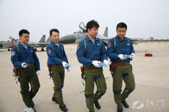 空军金头盔飞行员揭秘如何练就战场硬招