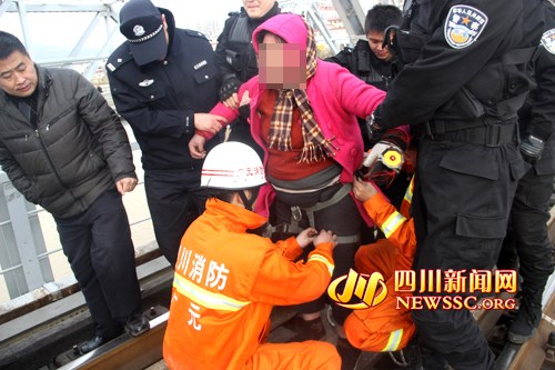 四川一<em>女子</em>3年跳桥<em>轻生</em>7次 曾逼停7列火车(图