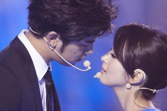 郑恺与赵丽颖合影获赞颜值高自称校草 王菲是女神