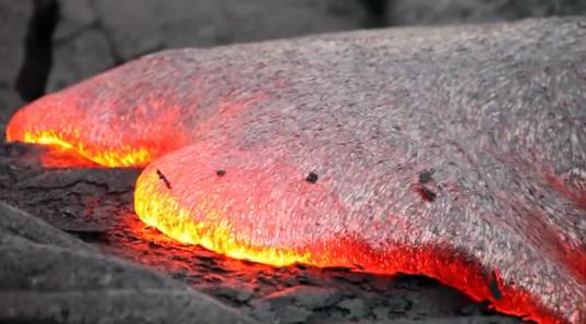 美国导游脚踏岩浆 向游客展示其粘性