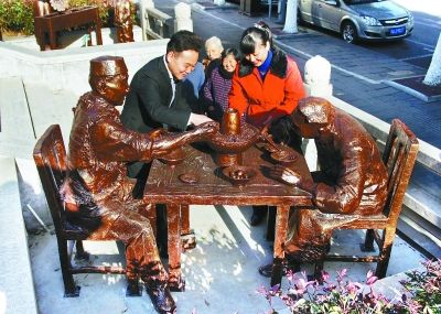 涮肉烧烤 老南京餐饮习俗雕塑亮相街头