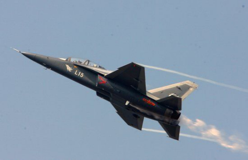 泰国空军考虑购中国L15教练机 弥补鹰狮不足(