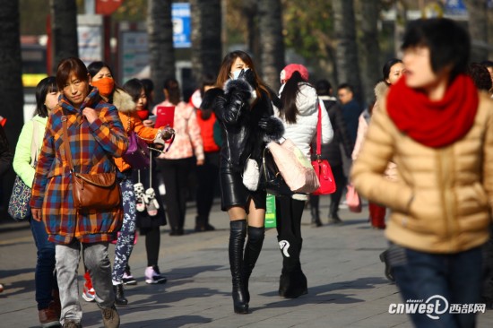 高清:实拍西安冬日街头丝袜美女 为美丽不惧严