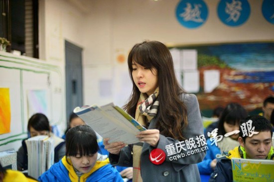 重庆90后最美英语老师酷似周慧敏走红(图)