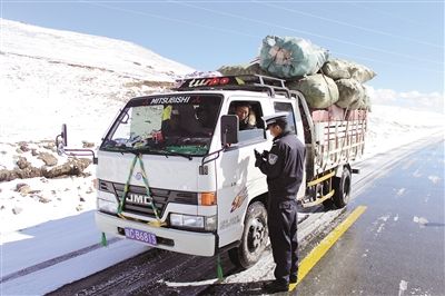 山南地区公安处交警支队守护出行的平安路