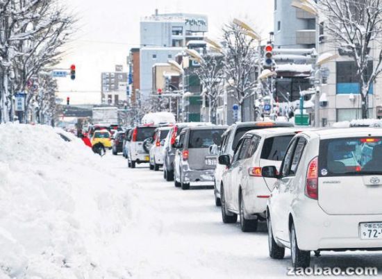 日本北海道遭遇罕见暴风雪 50辆车被埋
