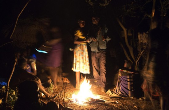 摄影师记录肯尼亚部落女性阴蒂割除惨痛遭遇