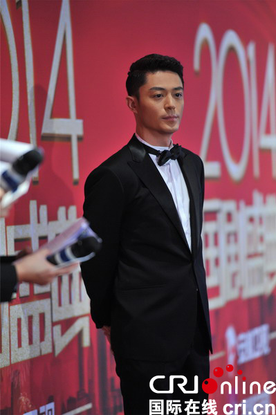 2014国剧盛典录制百位剧星走红毯 赵丽颖不慎