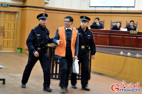 最帅大学校长周文斌微笑受审 被曝有6个情妇