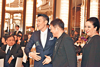 刘德华陪爱女到幼儿园面试 女儿酷似朱丽倩