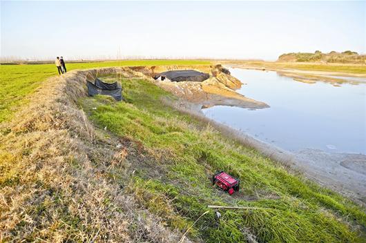 武汉黄冈交界河滩隐蔽赌点像战壕 藏156人被端