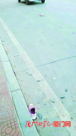 事故现场留下受伤小女孩的运动鞋.