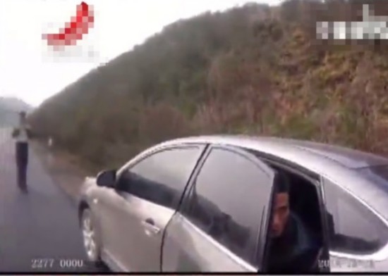 男女高速公路车震 辩称上厕所
