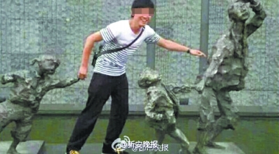 男子南京大屠杀遇难同胞纪念馆拍恶搞照遭批: