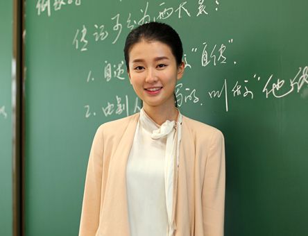 《多少爱》曝剧照 新晋女神乔欣变身最美女教