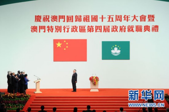 12月20日，庆祝澳门回归祖国15周年大会暨澳门特别行政区第四届政府就职典礼举行。这是由崔世安监誓，澳门特别行政区行政会委员宣誓就职。新华社记者张铎摄