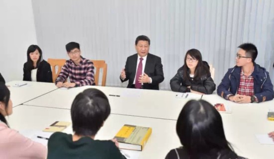 习近平给澳门学生讲文化课 现场掌声不断