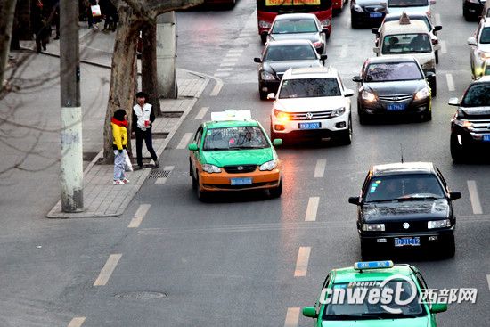 西安公布两套出租调价方案 的哥:涨幅实在太小