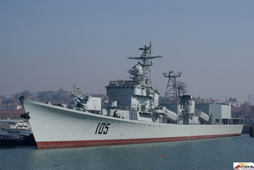 新型导弹驱逐舰济南舰服役东海舰队 舷号152